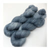 WestWooly merino SW 325, er et superblødt, lækkert og robust garn, og det kan bruges til utallige formål som sweatre, sjaler og ikke mindst strik til børn. Garnet er hårdt spundet af lange og bløde fibre og er derfor både blødt og kan strikkes på op til pind 4,5 mm Materiale: 100 % merino, 2-trådet, 20,5 mic Vejledende pinde: 3,5-4,5 mm Vejledende strikkefasthed: 22-30 masker pr 10 cm Løbelængde: 325 m pr fed a' 100 g Jeg håndfarver alle fed i små partier, husk derfor at bestille fed nok til dit projekt Vær opmærksom på, at farven på billedet kan afvige en smule fra virkeligheden, da det afhænger af skærmens farvekalibrering. Der kan således også være nuanceforskelle fra skærm til skærm. Håndfarvet garn er et spændende og interessant materiale at arbejde med.  Alle fed er farvet i hånden og helt unikke.Derfor vil der opleves forskelle i de enkelte fed. Når du strikker med håndfarvet garn, kan du med fordel strikke med to forskellige nøgler på samme tid. Strik eks. 2-5 omgange med hvert nøgle, hvormed du  