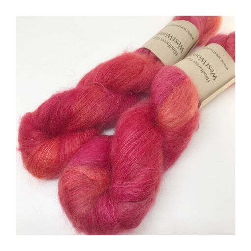 WestWooly Silke Mohair er blødt, lækkert og fyldigt garn, og det kan bruges til utallige formål som sweatre, sjaler og ikke mindst strik du ønsker at tilføre ekstra glans og kærlighed. Silke mohair er velegnet som følgetråd men kan også strikkes alene med 1 eller 2 tråde. Materiale: 75 % Superkidmohair, 25 % Morbærsilke Vejledende pinde: 3-4 mm Vejledende strikkefasthed: 32-40 masker pr 10 cm Løbelængde: 420 m pr fed a' 50 g Vaskeanvisning: håndvask, gerne i uldsæbe, kan centrifugeres i maskine – tørres liggende Jeg håndfarver alle fed i små partier, husk derfor at bestille fed nok til dit projekt Vær opmærksom på, at farven på billedet kan afvige en smule fra virkeligheden, da det afhænger af skærmens farvekalibrering. Der kan således  være nuanceforskelle fra skærm til skærm. 