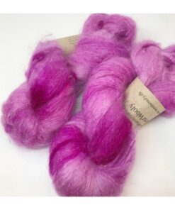 WestWooly Fat Mohair er et tykt mohairgarn i en dejlig tykkelse. Garnet har en sammensætning, der består af 73% kid mohair, 12% merinould og 5% nylon. Dette garn er enormt blødt med en god fylde og kan bruges i mange sammenhænge, som eks de lune sweatre på større pinde. Garnet kan bruges alene eller sammen med en tråd ufarvet merino, merino/Tencel, Merino/silke eller merino single. Jeg håndfarver alle fed i små partier, husk derfor at bestille fed nok til dit projekt Fiberindhold: 73% kid mohair, 12% merino, 5% nylon Anbefalet pind: 7-10 mm Løbelængde: 180 meter / 100 g i hvert fed Vaskeanvisning: håndvask 30 grader – tørres liggende Vær opmærksom på, at farven på billedet kan afvige en smule fra virkeligheden, da det afhænger af skærmens farvekalibrering. Der kan således også være nuanceforskelle fra skærm til skærm. Håndfarvet garn er et spændende og interessant materiale at arbejde med.  Alle fed er farvet i hånden og helt unikke.Derfor vil der opleves forskelle i de enkelte fed. Når du strikker med håndfarvet garn, kan du med fordel strikke med to forskellige nøgler på samme tid. Strik eks. 2-5 omgange med hvert nøgle, jhvormed du  