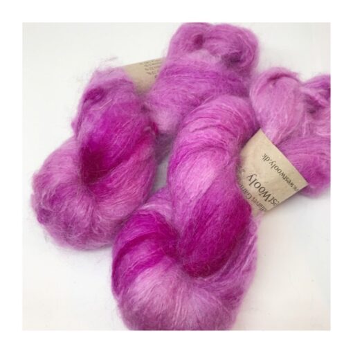 WestWooly Fat Mohair er et tykt mohairgarn i en dejlig tykkelse. Garnet har en sammensætning, der består af 73% kid mohair, 12% merinould og 5% nylon. Dette garn er enormt blødt med en god fylde og kan bruges i mange sammenhænge, som eks de lune sweatre på større pinde. Garnet kan bruges alene eller sammen med en tråd ufarvet merino, merino/Tencel, Merino/silke eller merino single. Jeg håndfarver alle fed i små partier, husk derfor at bestille fed nok til dit projekt Fiberindhold: 73% kid mohair, 12% merino, 5% nylon Anbefalet pind: 7-10 mm Løbelængde: 180 meter / 100 g i hvert fed Vaskeanvisning: håndvask 30 grader – tørres liggende Vær opmærksom på, at farven på billedet kan afvige en smule fra virkeligheden, da det afhænger af skærmens farvekalibrering. Der kan således også være nuanceforskelle fra skærm til skærm. Håndfarvet garn er et spændende og interessant materiale at arbejde med.  Alle fed er farvet i hånden og helt unikke.Derfor vil der opleves forskelle i de enkelte fed. Når du strikker med håndfarvet garn, kan du med fordel strikke med to forskellige nøgler på samme tid. Strik eks. 2-5 omgange med hvert nøgle, jhvormed du  
