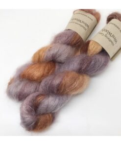 Bløde og glansfulde fed i en blanding af 75 % Kidmohair og 25 % Mulbærsilke. Dette garn er dermed et virkelig eksklusivt garn til dit strik. Mohair varmer 3 x mere end uld og vejer næsten intet. Brug garnet til sweatre, sjaler, huer og alt det andet, du ønsker ekstra blødt, lækkert, let og varmt. Disse fed lækre fed har en løbelængde på 420 m i hver fed a' 50 g. og er velegnet til følgetråd eller med flere tråde til hele arbejdet. Garnet stammer fra Italien, hvor det er spundet og af bedste sortering. Jeg håndfarver alle fed i små partier, husk derfor at bestille nok garn til dig projekt, så du er sikker på helt samme udtryk.