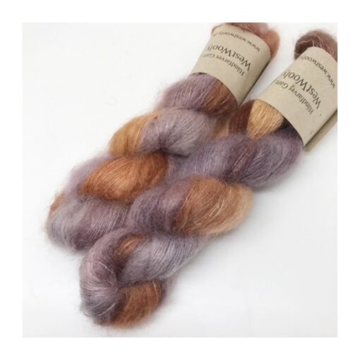 Bløde og glansfulde fed i en blanding af 75 % Kidmohair og 25 % Mulbærsilke. Dette garn er dermed et virkelig eksklusivt garn til dit strik. Mohair varmer 3 x mere end uld og vejer næsten intet. Brug garnet til sweatre, sjaler, huer og alt det andet, du ønsker ekstra blødt, lækkert, let og varmt. Disse fed lækre fed har en løbelængde på 420 m i hver fed a' 50 g. og er velegnet til følgetråd eller med flere tråde til hele arbejdet. Garnet stammer fra Italien, hvor det er spundet og af bedste sortering. Jeg håndfarver alle fed i små partier, husk derfor at bestille nok garn til dig projekt, så du er sikker på helt samme udtryk.