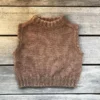 Olives vest er en enkel og klassisk basisvest til børn. Vesten strikkes oppefra og ned i glatstrik. Halsudskæringen formes med vendestrik, amtidig tages ud til skuldre. Vesten har ombukkede ribkanter i hals og ærmer. Kroppen afsluttes ligeledes i en ribkant. Størrelser: 1 (2) 4 (6) 8 (10) 12 år Længde: ca. 31 (33) 35 (39) 42 (45) 48 cm Bredde: ca. 30 (32) 34 (36) 38 (39) cm Pinde: Rundpind 3,5 mm og 4,5 mm, 80 cm Strikkefasthed: 20 m x 30 rækker = 10 x 10 cm i glatstrik på pind 4,5 mm Garn: 1 tråd Knitting for Olive Merino (250 m på 50 g) og 1 tråd Soft Silk Mohair (225 m på 25) g Modellen på billedet er strikket i Merino og Soft Silk Mohair – Mørk Cognac Garnforbrug: Merino: 100 (100) 100 (100) 100 (100) 150 g Soft Silk Mohair: 50 (50) 50 (50) 50 (50) 75 g