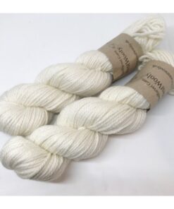 WestWooly Merino/ Tencel 20 %  er et blødt og lækkert garn, der kan bruges til mange formål som sweatre, sjaler og meget andet du ønsker skal tilføjes kærlighed, blødhed og fylde.Dette garn er velegnet til strik på tykke pinde. Dette garn er anvendeligt til alle, men bestemt også dig, der let får det alt for varmt i det Tencel er temperaturregulerende. Materiale: Merino 80 %, Yak 20 % Vejledende pinde: 5-7 mm Vejledende strikkefasthed: 15-20 masker pr 10 cm Løbelængde: 120 m pr fed a' 100 g Vaskeanvisning: håndvask, gerne i uldsæbe, kan centrifugeres i maskine – tørres liggende Vær opmærksom på, at farven på billedet kan afvige en smule fra virkeligheden, da det afhænger af skærmens farvekalibrering. Der kan således også være nuanceforskelle fra skærm til skærm.