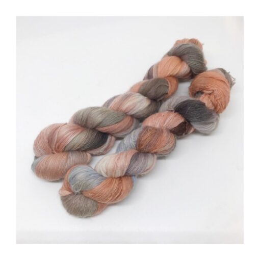 WestWooly merino og kashmir er et blødt, smukt og lækkert garn. Garnet er velegnet til utallige formål, sjaler, sweatre og hvor du ønsker at tilføje ekstra farve og kærlighed. Garnet indeholder genanvendt kasmir og er tyndt, men giver alligevel et ganske fint farvespil til dit strik Materiale : Merino SW 90 % og genanvendt Kasmir 10 % Løbelængde 450 m. på 50 g Vejledende pinde: 1-2 mm, Vejledende strikkefasthed: 32-40 masker pr 10 cm Jeg håndfarver alle fed i små partier, husk derfor at bestille fed nok til dit projekt, så du får nøjagtigt samme udtryk i hele arbejdet. Garnet stammer fra Italien, hvor det er spundet og af bedste sortering. Håndfarvet garn er et spændende og interessant materiale at arbejde med.  Alle fed er farvet i hånden og helt unikke.Derfor vil der opleves forskelle i de enkelte fed. Når du strikker med håndfarvet garn, kan du med fordel strikke med to forskellige nøgler på samme tid. Strik eks. 2-5 omgange med hvert nøgle, hvormed du  