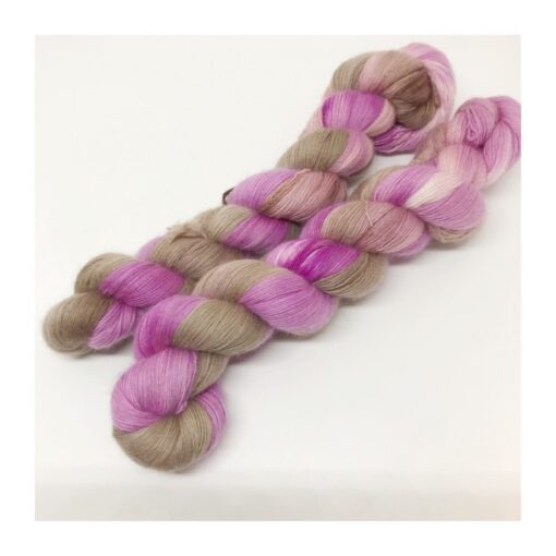 WestWooly merino og kashmir er et blødt, smukt og lækkert garn. Garnet er velegnet til utallige formål, sjaler, sweatre og hvor du ønsker at tilføje ekstra farve og kærlighed. Garnet indeholder genanvendt kasmir og er tyndt, men giver alligevel et ganske fint farvespil til dit strik Materiale : Merino SW 90 % og genanvendt Kasmir 10 % Løbelængde 450 m. på 50 g Vejledende pinde: 1-2 mm, Vejledende strikkefasthed: 32-40 masker pr 10 cm Jeg håndfarver alle fed i små partier, husk derfor at bestille fed nok til dit projekt, så du får nøjagtigt samme udtryk i hele arbejdet. Garnet stammer fra Italien, hvor det er spundet og af bedste sortering. Håndfarvet garn er et spændende og interessant materiale at arbejde med.  Alle fed er farvet i hånden og helt unikke.Derfor vil der opleves forskelle i de enkelte fed. Når du strikker med håndfarvet garn, kan du med fordel strikke med to forskellige nøgler på samme tid. Strik eks. 2-5 omgange med hvert nøgle, hvormed du  