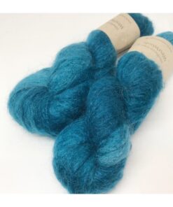 WestWooly Fat Mohair er et tykt mohairgarn i en dejlig tykkelse. Garnet har en sammensætning, der består af 73% kid mohair, 12% merinould og 5% nylon. Dette garn er enormt blødt med en god fylde og kan bruges i mange sammenhænge, som eks de lune sweatre på større pinde. Garnet kan bruges alene eller sammen med en tråd ufarvet merino, merino/Tencel, Merino/silke eller merino single. Jeg håndfarver alle fed i små partier, husk derfor at bestille fed nok til dit projekt Fiberindhold: 73% kid mohair, 12% merino, 5% nylon Anbefalet pind: 7-10 mm Løbelængde: 180 meter / 100 g i hvert fed Vaskeanvisning: håndvask 30 grader – tørres liggende Vær opmærksom på, at farven på billedet kan afvige en smule fra virkeligheden, da det afhænger af skærmens farvekalibrering. Der kan således også være nuanceforskelle fra skærm til skærm. Håndfarvet garn er et spændende og interessant materiale at arbejde med.  Alle fed er farvet i hånden og helt unikke.Derfor vil der opleves forskelle i de enkelte fed. Når du strikker med håndfarvet garn, kan du med fordel strikke med to forskellige nøgler på samme tid. Strik eks. 2-5 omgange med hvert nøgle, jhvormed du  