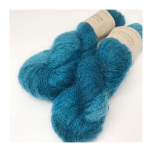 WestWooly Fat Mohair er et tykt mohairgarn i en dejlig tykkelse. Garnet har en sammensætning, der består af 73% kid mohair, 12% merinould og 5% nylon. Dette garn er enormt blødt med en god fylde og kan bruges i mange sammenhænge, som eks de lune sweatre på større pinde. Garnet kan bruges alene eller sammen med en tråd ufarvet merino, merino/Tencel, Merino/silke eller merino single. Jeg håndfarver alle fed i små partier, husk derfor at bestille fed nok til dit projekt Fiberindhold: 73% kid mohair, 12% merino, 5% nylon Anbefalet pind: 7-10 mm Løbelængde: 180 meter / 100 g i hvert fed Vaskeanvisning: håndvask 30 grader – tørres liggende Vær opmærksom på, at farven på billedet kan afvige en smule fra virkeligheden, da det afhænger af skærmens farvekalibrering. Der kan således også være nuanceforskelle fra skærm til skærm. Håndfarvet garn er et spændende og interessant materiale at arbejde med.  Alle fed er farvet i hånden og helt unikke.Derfor vil der opleves forskelle i de enkelte fed. Når du strikker med håndfarvet garn, kan du med fordel strikke med to forskellige nøgler på samme tid. Strik eks. 2-5 omgange med hvert nøgle, jhvormed du  