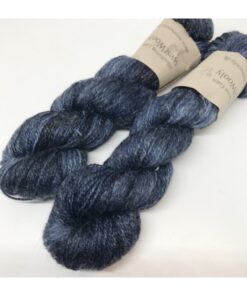 WestWooly merino SW 360, er et superblødt, lækkert og robust garn, og det kan bruges til utallige formål som sweatre, sjaler og ikke mindst strik til børn. Dertil er dette hørgarn meget velegnet til dig, der let får det alt for varm i andre former for strik. Garnet er hårdt spundet af lange og bløde fibre og er derfor både blødt og kan strikkes på op til pind 4 mm Materiale: 90 % merino (19, 5 mic), 10 % hør Vejledende pinde: 2,5-4 mm Vejledende strikkefasthed: 28-36 masker på 10 cm Løbelængde: 360 m pr fed a' 100 g Jeg håndfarver alle fed i små partier, husk derfor at bestille fed nok til dit projekt Vær opmærksom på, at farven på billedet kan afvige en smule fra virkeligheden, da det afhænger af skærmens farvekalibrering. Der kan således også være nuanceforskelle fra skærm til skærm. Håndfarvet garn er et spændende og interessant materiale at arbejde med.  Alle fed er farvet i hånden og helt unikke.Derfor vil der opleves forskelle i de enkelte fed. Når du strikker med håndfarvet garn, kan du med fordel strikke med to forskellige nøgler på samme tid. Strik eks. 2-5 omgange med hvert nøgle, hvormed du  