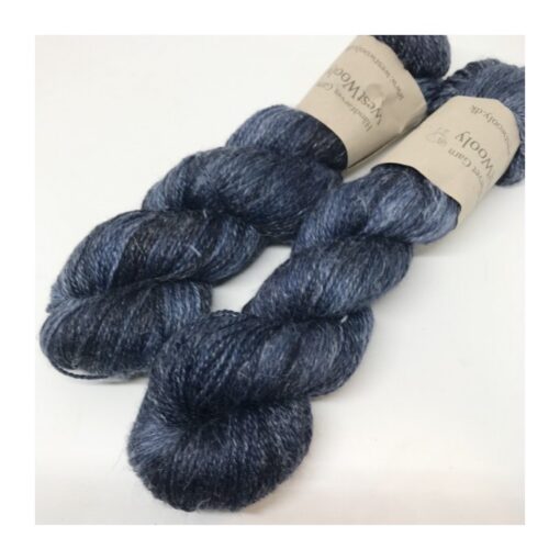 WestWooly merino SW 360, er et superblødt, lækkert og robust garn, og det kan bruges til utallige formål som sweatre, sjaler og ikke mindst strik til børn. Dertil er dette hørgarn meget velegnet til dig, der let får det alt for varm i andre former for strik. Garnet er hårdt spundet af lange og bløde fibre og er derfor både blødt og kan strikkes på op til pind 4 mm Materiale: 90 % merino (19, 5 mic), 10 % hør Vejledende pinde: 2,5-4 mm Vejledende strikkefasthed: 28-36 masker på 10 cm Løbelængde: 360 m pr fed a' 100 g Jeg håndfarver alle fed i små partier, husk derfor at bestille fed nok til dit projekt Vær opmærksom på, at farven på billedet kan afvige en smule fra virkeligheden, da det afhænger af skærmens farvekalibrering. Der kan således også være nuanceforskelle fra skærm til skærm. Håndfarvet garn er et spændende og interessant materiale at arbejde med.  Alle fed er farvet i hånden og helt unikke.Derfor vil der opleves forskelle i de enkelte fed. Når du strikker med håndfarvet garn, kan du med fordel strikke med to forskellige nøgler på samme tid. Strik eks. 2-5 omgange med hvert nøgle, hvormed du  