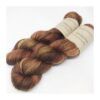 WestWooly merino og kmel er et blødt, smukt og lækkert garn. Garnet er velegnet til utallige formål, sjaler, sweatre og hvor du ønsker at tilføje ekstra farve og kærlighed. Garnet indeholder kamel, der fra naturens hånd er brunligt hvilket giver et ganske fint farvespil til dit strik Materiale : Merino SW 90 % og Kamel 10 % Løbelængde 400 m. på 100 g Vejledende pinde: 2,5-4 mm, Vejledende strikkefasthed: 25-36 masker pr 10 cm Jeg håndfarver alle fed i små partier, husk derfor at bestille fed nok til dit projekt, så du får nøjagtigt samme udtryk i hele arbejdet. Håndfarvet garn er et spændende og interessant materiale at arbejde med.  Alle fed er farvet i hånden og helt unikke.Derfor vil der opleves forskelle i de enkelte fed. Når du strikker med håndfarvet garn, kan du med fordel strikke med to forskellige nøgler på samme tid. Strik eks. 2-5 omgange med hvert nøgle, hvormed du  