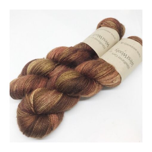 WestWooly merino og kmel er et blødt, smukt og lækkert garn. Garnet er velegnet til utallige formål, sjaler, sweatre og hvor du ønsker at tilføje ekstra farve og kærlighed. Garnet indeholder kamel, der fra naturens hånd er brunligt hvilket giver et ganske fint farvespil til dit strik Materiale : Merino SW 90 % og Kamel 10 % Løbelængde 400 m. på 100 g Vejledende pinde: 2,5-4 mm, Vejledende strikkefasthed: 25-36 masker pr 10 cm Jeg håndfarver alle fed i små partier, husk derfor at bestille fed nok til dit projekt, så du får nøjagtigt samme udtryk i hele arbejdet. Håndfarvet garn er et spændende og interessant materiale at arbejde med.  Alle fed er farvet i hånden og helt unikke.Derfor vil der opleves forskelle i de enkelte fed. Når du strikker med håndfarvet garn, kan du med fordel strikke med to forskellige nøgler på samme tid. Strik eks. 2-5 omgange med hvert nøgle, hvormed du  