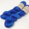 WestWooly merino SW hør 360, er et superblødt, lækkert og robust garn, og det kan bruges til utallige formål som sweatre, sjaler og ikke mindst strik til børn. Dertil er dette hørgarn meget velegnet til dig, der let får det alt for varm i andre former for strik. Garnet er hårdt spundet af lange og bløde fibre og er derfor både blødt og kan strikkes på op til pind 4,5 mm Materiale: 90 % merino (19, 5 mic), 10 % hør, Vejledende pinde: 2,5-4 mm Vejledende strikkefasthed: 28-36 masker pr 10 cm Løbelængde: 360 m pr fed a' 100 g Jeg håndfarver alle fed i små partier, husk derfor at bestille fed nok til dit projekt Vær opmærksom på, at farven på billedet kan afvige en smule fra virkeligheden, da det afhænger af skærmens farvekalibrering. Der kan således også være nuanceforskelle fra skærm til skærm. Håndfarvet garn er et spændende og interessant materiale at arbejde med.  Alle fed er farvet i hånden og helt unikke.Derfor vil der opleves forskelle i de enkelte fed. Når du strikker med håndfarvet garn, kan du med fordel strikke med to forskellige nøgler på samme tid. Strik eks. 2-5 omgange med hvert nøgle, hvormed du  