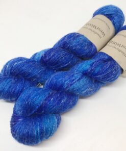 WestWooly merino SW hør 360, er et superblødt, lækkert og robust garn, og det kan bruges til utallige formål som sweatre, sjaler og ikke mindst strik til børn. Dertil er dette hørgarn meget velegnet til dig, der let får det alt for varm i andre former for strik. Garnet er hårdt spundet af lange og bløde fibre og er derfor både blødt og kan strikkes på op til pind 4,5 mm Materiale: 90 % merino (19, 5 mic), 10 % hør, Vejledende pinde: 2,5-4 mm Vejledende strikkefasthed: 28-36 masker pr 10 cm Løbelængde: 360 m pr fed a' 100 g Jeg håndfarver alle fed i små partier, husk derfor at bestille fed nok til dit projekt Vær opmærksom på, at farven på billedet kan afvige en smule fra virkeligheden, da det afhænger af skærmens farvekalibrering. Der kan således også være nuanceforskelle fra skærm til skærm. Håndfarvet garn er et spændende og interessant materiale at arbejde med.  Alle fed er farvet i hånden og helt unikke.Derfor vil der opleves forskelle i de enkelte fed. Når du strikker med håndfarvet garn, kan du med fordel strikke med to forskellige nøgler på samme tid. Strik eks. 2-5 omgange med hvert nøgle, hvormed du  