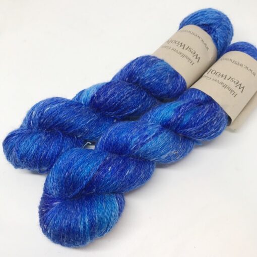 WestWooly merino SW hør 360, er et superblødt, lækkert og robust garn, og det kan bruges til utallige formål som sweatre, sjaler og ikke mindst strik til børn. Dertil er dette hørgarn meget velegnet til dig, der let får det alt for varm i andre former for strik. Garnet er hårdt spundet af lange og bløde fibre og er derfor både blødt og kan strikkes på op til pind 4,5 mm Materiale: 90 % merino (19, 5 mic), 10 % hør, Vejledende pinde: 2,5-4 mm Vejledende strikkefasthed: 28-36 masker pr 10 cm Løbelængde: 360 m pr fed a' 100 g Jeg håndfarver alle fed i små partier, husk derfor at bestille fed nok til dit projekt Vær opmærksom på, at farven på billedet kan afvige en smule fra virkeligheden, da det afhænger af skærmens farvekalibrering. Der kan således også være nuanceforskelle fra skærm til skærm. Håndfarvet garn er et spændende og interessant materiale at arbejde med.  Alle fed er farvet i hånden og helt unikke.Derfor vil der opleves forskelle i de enkelte fed. Når du strikker med håndfarvet garn, kan du med fordel strikke med to forskellige nøgler på samme tid. Strik eks. 2-5 omgange med hvert nøgle, hvormed du  