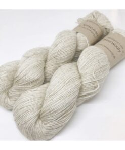 WestWooly baby Alpaka, Hør og Tussah Silke er alt det bedste samlet i ét garn. Garnet er blødt, let og rummer blødhed fra baby alpaka, struktur fra hør og ikke mindts glans fra silken. Garnet kan bruges til utallige formål som sweatre, sjaler og andet du ønsker skal tilføjes blødhed og styrke. Garnet er dertil velegnet for dig, det let får det alt for varmt i strik. Materiale: Baby Alpaka 51 %, Hør 25 %, Tussah Silke 24 %, Vejledende pinde: 2-4 mm Vejledende strikkefasthed: 28-36 masker pr 10 cm Løbelængde: 400 m pr fed a' 100 g Vær opmærksom på, at farven på billedet kan afvige en smule fra virkeligheden, da det afhænger af skærmens farvekalibrering. Der kan således også være nuanceforskelle fra skærm til skærm.