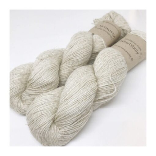 WestWooly baby Alpaka, Hør og Tussah Silke er alt det bedste samlet i ét garn. Garnet er blødt, let og rummer blødhed fra baby alpaka, struktur fra hør og ikke mindts glans fra silken. Garnet kan bruges til utallige formål som sweatre, sjaler og andet du ønsker skal tilføjes blødhed og styrke. Garnet er dertil velegnet for dig, det let får det alt for varmt i strik. Materiale: Baby Alpaka 51 %, Hør 25 %, Tussah Silke 24 %, Vejledende pinde: 2-4 mm Vejledende strikkefasthed: 28-36 masker pr 10 cm Løbelængde: 400 m pr fed a' 100 g Vær opmærksom på, at farven på billedet kan afvige en smule fra virkeligheden, da det afhænger af skærmens farvekalibrering. Der kan således også være nuanceforskelle fra skærm til skærm.