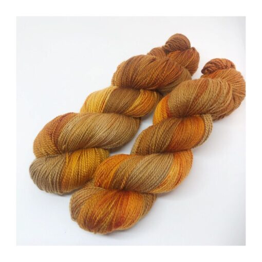 WestWooly merino SW 325, er et superblødt, lækkert og robust garn, og det kan bruges til utallige formål som sweatre, sjaler og ikke mindst strik til børn. Garnet er hårdt spundet af lange og bløde fibre og er derfor både blødt og kan strikkes på op til pind 4,5 mm Materiale: 100 % merino, 2-trådet, 20,5 mic Vejledende pinde: 3,5-4,5 mm Vejledende strikkefasthed: 22-30 masker pr 10 cm Løbelængde: 325 m pr fed a' 100 g Jeg håndfarver alle fed i små partier, husk derfor at bestille fed nok til dit projekt Vær opmærksom på, at farven på billedet kan afvige en smule fra virkeligheden, da det afhænger af skærmens farvekalibrering. Der kan således også være nuanceforskelle fra skærm til skærm. Håndfarvet garn er et spændende og interessant materiale at arbejde med.  Alle fed er farvet i hånden og helt unikke.Derfor vil der opleves forskelle i de enkelte fed. Når du strikker med håndfarvet garn, kan du med fordel strikke med to forskellige nøgler på samme tid. Strik eks. 2-5 omgange med hvert nøgle, hvormed du  