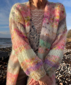 Lækker lang cardigan. Længden kan nemt justeres undervejs. Velegnet til den let øvede strikker. Strikkes nedefra og op. Størrelse: S/M (L/XL) Brystmål: ca. 112 cm (132 cm). Længde målt fra skulder og ned: ca. 82 cm (100 cm), eller ønsket længde. Ærmelængde: ca. 43 cm (44 cm), eller ønsket længde. Strikkefasthed: 10 m = 10 cm på pind 10 (9 til rib) Garn: Chunky mohair 200 m / 100 g. Der strikkes med én tråd. Forbrug: Der bruges ca. 280 g eller 350 g. Pindestørrelser: Pind 9 til rib Pind 10 til resten