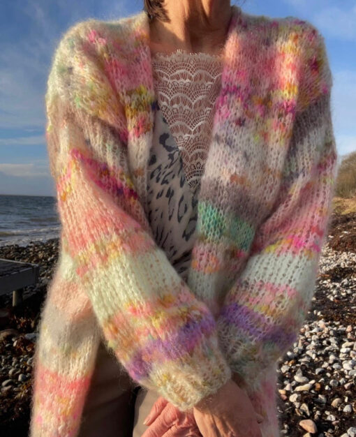 Lækker lang cardigan. Længden kan nemt justeres undervejs. Velegnet til den let øvede strikker. Strikkes nedefra og op. Størrelse: S/M (L/XL) Brystmål: ca. 112 cm (132 cm). Længde målt fra skulder og ned: ca. 82 cm (100 cm), eller ønsket længde. Ærmelængde: ca. 43 cm (44 cm), eller ønsket længde. Strikkefasthed: 10 m = 10 cm på pind 10 (9 til rib) Garn: Chunky mohair 200 m / 100 g. Der strikkes med én tråd. Forbrug: Der bruges ca. 280 g eller 350 g. Pindestørrelser: Pind 9 til rib Pind 10 til resten