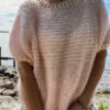 Smuk klassisk let oversize strik med korte ærmer. Kanterne er strikkede i kontrastfarve med sølv effekt. Strikkes oppefra og ned med raglenudtagninger. Størrelse: XS/S (M/L) XL/XXL Brystmål: ca. 105 cm (116 cm) 127 cm. Længde målt fra skulder og ned: ca. 49 cm (51 cm) 53 cm, eller ønsket længde. Ærmelængde målt fra ærmegab. ca. 8 cm (9 cm) 10 cm, eller ønsket længde. Strikkefasthed: 11 m = 10 cm på pind 9 Garn: Chunky mohair 200 m / 100 g. Merino 366 m /100 g. Der strikkes med en tråd mohair til blusen. Kanter med dobbelttråd. Forbrug: 2 fed/nøgler til Mohair og 1 fed merino til alle størrelser. Hvis der ønskes mere længde i str. XL/XXL da 3 fed/nøgler af mohair.