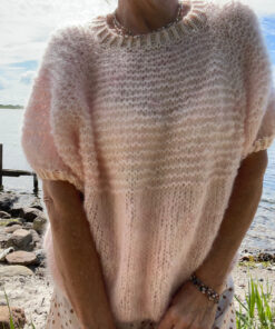 Smuk klassisk let oversize strik med korte ærmer. Kanterne er strikkede i kontrastfarve med sølv effekt. Strikkes oppefra og ned med raglenudtagninger. Størrelse: XS/S (M/L) XL/XXL Brystmål: ca. 105 cm (116 cm) 127 cm. Længde målt fra skulder og ned: ca. 49 cm (51 cm) 53 cm, eller ønsket længde. Ærmelængde målt fra ærmegab. ca. 8 cm (9 cm) 10 cm, eller ønsket længde. Strikkefasthed: 11 m = 10 cm på pind 9 Garn: Chunky mohair 200 m / 100 g. Merino 366 m /100 g. Der strikkes med en tråd mohair til blusen. Kanter med dobbelttråd. Forbrug: 2 fed/nøgler til Mohair og 1 fed merino til alle størrelser. Hvis der ønskes mere længde i str. XL/XXL da 3 fed/nøgler af mohair.