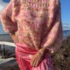 Let oversize bluse med 3/4 ærmer. Strikkes oppefra og ned med udtagninger i bærestykket. Perfekt til forår og sommer. Størrelse: XS/S (M/L) XL/XXL Brystmål: ca. 114 cm (120 cm) 132 cm. Længde målt fra skulder og ned: ca. 51 cm (54 cm) 56 cm, eller ønsket længde. Ærmelængde målt fra ærmgab: ca. 16 cm (17 cm) 18 cm, eller ønsket længde. Strikkefasthed: 8,5 m = 10 cm på pind 12 Garn: Chunky mohair 200 m / 100 g. Der strikkes med én tråd. Forbrug: 2 fed til alle størrelser. Hvis der ønskes længere krop eller ærmer, da 3 fed til de 2 største størrelser.