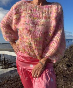 Let oversize bluse med 3/4 ærmer. Strikkes oppefra og ned med udtagninger i bærestykket. Perfekt til forår og sommer. Størrelse: XS/S (M/L) XL/XXL Brystmål: ca. 114 cm (120 cm) 132 cm. Længde målt fra skulder og ned: ca. 51 cm (54 cm) 56 cm, eller ønsket længde. Ærmelængde målt fra ærmgab: ca. 16 cm (17 cm) 18 cm, eller ønsket længde. Strikkefasthed: 8,5 m = 10 cm på pind 12 Garn: Chunky mohair 200 m / 100 g. Der strikkes med én tråd. Forbrug: 2 fed til alle størrelser. Hvis der ønskes længere krop eller ærmer, da 3 fed til de 2 største størrelser.