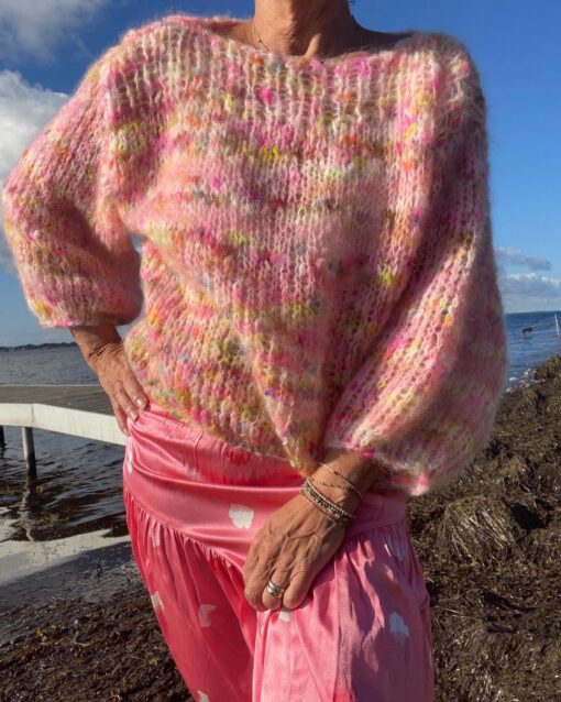Let oversize bluse med 3/4 ærmer. Strikkes oppefra og ned med udtagninger i bærestykket. Perfekt til forår og sommer. Størrelse: XS/S (M/L) XL/XXL Brystmål: ca. 114 cm (120 cm) 132 cm. Længde målt fra skulder og ned: ca. 51 cm (54 cm) 56 cm, eller ønsket længde. Ærmelængde målt fra ærmgab: ca. 16 cm (17 cm) 18 cm, eller ønsket længde. Strikkefasthed: 8,5 m = 10 cm på pind 12 Garn: Chunky mohair 200 m / 100 g. Der strikkes med én tråd. Forbrug: 2 fed til alle størrelser. Hvis der ønskes længere krop eller ærmer, da 3 fed til de 2 største størrelser.