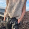 Nem lækker vest, som er perfekt til alle outfits og alle årstider. Strikkes i en tråd tyk mohair på pind 10, nedefra og op. Opskriften er begyndervenlig. Størrelse: XS/S (M/L) XL/XXL Brystmål: ca. 96 cm (110 cm) 130 cm. Længde målt fra skulder og ned: ca. 47 cm (53 cm) 56 cm Strikkefasthed: 10 m = 10 cm på pind 10 Garn: Tyk mohair 200 m / 100 g. Der strikkes med én tråd. Forbrug: 2 fed/nøgler til alle størrelser. XS/S: ca. 115 g M/L: ca. 140 g XL/XXL: ca. 165 g