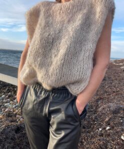 Nem lækker vest, som er perfekt til alle outfits og alle årstider. Strikkes i en tråd tyk mohair på pind 10, nedefra og op. Opskriften er begyndervenlig. Størrelse: XS/S (M/L) XL/XXL Brystmål: ca. 96 cm (110 cm) 130 cm. Længde målt fra skulder og ned: ca. 47 cm (53 cm) 56 cm Strikkefasthed: 10 m = 10 cm på pind 10 Garn: Tyk mohair 200 m / 100 g. Der strikkes med én tråd. Forbrug: 2 fed/nøgler til alle størrelser. XS/S: ca. 115 g M/L: ca. 140 g XL/XXL: ca. 165 g