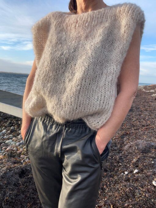 Nem lækker vest, som er perfekt til alle outfits og alle årstider. Strikkes i en tråd tyk mohair på pind 10, nedefra og op. Opskriften er begyndervenlig. Størrelse: XS/S (M/L) XL/XXL Brystmål: ca. 96 cm (110 cm) 130 cm. Længde målt fra skulder og ned: ca. 47 cm (53 cm) 56 cm Strikkefasthed: 10 m = 10 cm på pind 10 Garn: Tyk mohair 200 m / 100 g. Der strikkes med én tråd. Forbrug: 2 fed/nøgler til alle størrelser. XS/S: ca. 115 g M/L: ca. 140 g XL/XXL: ca. 165 g
