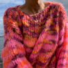 Lækker kort oversize strik med brede ærmer. Strikkes nedefra og op. Størrelse: XS/S (M/L) XL/XXL Brystmål: ca. 96 cm (111 cm) 134 cm. Længde målt fra skulder og ned: ca. 43 cm (52 cm) 57 cm, eller ønsket længde. Ærmelængde: ca. 33 cm (37 cm) 40 cm, eller ønsket længde. Strikkefasthed: 8,5 m = 10 cm på pind 12 Garn: Handdyed mohair 200 m / 100 g. Der strikkes med én tråd. Forbrug: XS/S: 1 fed/nøgle af hver. M/L: Grundfarve, 2 fed/nøgler + kontrastfarve, 1 fed/nøgle. Obs. hvis man ikke laver striber er 2 fed/nøgler grundfarve nok. XL/XXL: Grundfarve 2 fed/nøgler + kontrastfarve 1 fed/nøgle