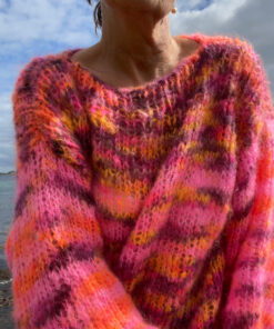 Lækker kort oversize strik med brede ærmer. Strikkes nedefra og op. Størrelse: XS/S (M/L) XL/XXL Brystmål: ca. 96 cm (111 cm) 134 cm. Længde målt fra skulder og ned: ca. 43 cm (52 cm) 57 cm, eller ønsket længde. Ærmelængde: ca. 33 cm (37 cm) 40 cm, eller ønsket længde. Strikkefasthed: 8,5 m = 10 cm på pind 12 Garn: Handdyed mohair 200 m / 100 g. Der strikkes med én tråd. Forbrug: XS/S: 1 fed/nøgle af hver. M/L: Grundfarve, 2 fed/nøgler + kontrastfarve, 1 fed/nøgle. Obs. hvis man ikke laver striber er 2 fed/nøgler grundfarve nok. XL/XXL: Grundfarve 2 fed/nøgler + kontrastfarve 1 fed/nøgle