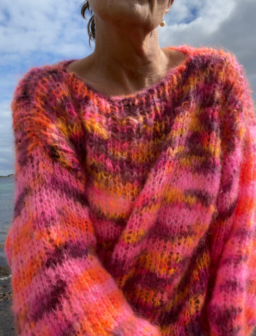Lækker kort oversize strik med brede ærmer. Strikkes nedefra og op. Størrelse: XS/S (M/L) XL/XXL Brystmål: ca. 96 cm (111 cm) 134 cm. Længde målt fra skulder og ned: ca. 43 cm (52 cm) 57 cm, eller ønsket længde. Ærmelængde: ca. 33 cm (37 cm) 40 cm, eller ønsket længde. Strikkefasthed: 8,5 m = 10 cm på pind 12 Garn: Handdyed mohair 200 m / 100 g. Der strikkes med én tråd. Forbrug: XS/S: 1 fed/nøgle af hver. M/L: Grundfarve, 2 fed/nøgler + kontrastfarve, 1 fed/nøgle. Obs. hvis man ikke laver striber er 2 fed/nøgler grundfarve nok. XL/XXL: Grundfarve 2 fed/nøgler + kontrastfarve 1 fed/nøgle