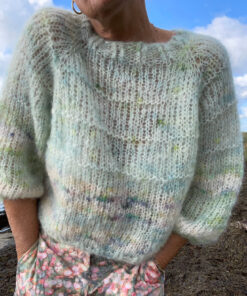 Smuk klassisk lidt oversize strik. Strikkes oppefra og ned med raglanudtagninger. Velegnet til den øvede strikker. Størrelse: XS/S (M/L) XL/XXL Brystmål: ca. 104 cm (116 cm) 126 cm. Længde målt fra skulder og ned: ca. 51 cm (54 cm) 57 cm, eller ønsket længde. Ærmelængde målt fra ærmgab. ca. 23 cm (25 cm) 27 cm, eller ønsket længde. Strikkefasthed: 10 m = 10 cm på pind 10. Garn: Handdyed Mohair 200m/100g. Det strikkes med én tråd. Forbrug: 170 (220) 250g sv.t. 2 (3) 3 fed/nøgler.
