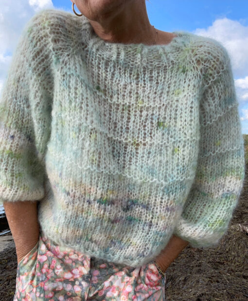 Smuk klassisk lidt oversize strik. Strikkes oppefra og ned med raglanudtagninger. Velegnet til den øvede strikker. Størrelse: XS/S (M/L) XL/XXL Brystmål: ca. 104 cm (116 cm) 126 cm. Længde målt fra skulder og ned: ca. 51 cm (54 cm) 57 cm, eller ønsket længde. Ærmelængde målt fra ærmgab. ca. 23 cm (25 cm) 27 cm, eller ønsket længde. Strikkefasthed: 10 m = 10 cm på pind 10. Garn: Handdyed Mohair 200m/100g. Det strikkes med én tråd. Forbrug: 170 (220) 250g sv.t. 2 (3) 3 fed/nøgler.