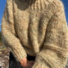 Lækker oversize strik. Strikkes oppefra og ned. Opskriften er velegnet til den letøvede strikker.  Størrelse: S/M (L/XL) Brystmål: 119 cm (132 cm) Længde målt fra skulder og ned: ca. 56 cm (60 cm), eller ømsket længde.  Ærmelængde målt under ærmet: 40 cm (44 cm), eller ønsket længde. Strikkefasthed: 10 m = 10 cm på pind 10 Garn: Handdyed mohair 200 m / 100 g.  Handdyed merino single 366 m / 100 g. Der strikkes med 2 tråde (en af hver). Forbrug:  Til begge størrelser skal der bruges 3 fed/nøgler af fed mohair og 2 nøgler marino single. 