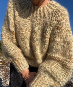 Lækker oversize strik. Strikkes oppefra og ned. Opskriften er velegnet til den letøvede strikker.  Størrelse: S/M (L/XL) Brystmål: 119 cm (132 cm) Længde målt fra skulder og ned: ca. 56 cm (60 cm), eller ømsket længde.  Ærmelængde målt under ærmet: 40 cm (44 cm), eller ønsket længde. Strikkefasthed: 10 m = 10 cm på pind 10 Garn: Handdyed mohair 200 m / 100 g.  Handdyed merino single 366 m / 100 g. Der strikkes med 2 tråde (en af hver). Forbrug:  Til begge størrelser skal der bruges 3 fed/nøgler af fed mohair og 2 nøgler marino single. 