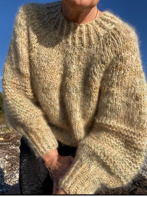 Lækker oversize strik. Strikkes oppefra og ned. Opskriften er velegnet til den letøvede strikker.  Størrelse: S/M (L/XL) Brystmål: 119 cm (132 cm) Længde målt fra skulder og ned: ca. 56 cm (60 cm), eller ømsket længde.  Ærmelængde målt under ærmet: 40 cm (44 cm), eller ønsket længde. Strikkefasthed: 10 m = 10 cm på pind 10 Garn: Handdyed mohair 200 m / 100 g.  Handdyed merino single 366 m / 100 g. Der strikkes med 2 tråde (en af hver). Forbrug:  Til begge størrelser skal der bruges 3 fed/nøgler af fed mohair og 2 nøgler marino single. 