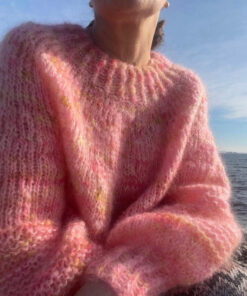 Lækker oversize strik. Strikkes oppefra og ned, hvilket gør det nemt at justere længden. Opskriften er velegnet til den letøvede strikker. Størrelse: S/M (L/XL) Brystmål: 108 cm (130 cm) Længde målt fra skulder og ned: 55 cm (60cm), eller ønsket længde. Ærmelængde målt under ærmet: 40cm (42cm), eller ønsket længde. Strikkefasthed: 11m = 10cm på pind 9 Garn: Handdyed mohair 200m/100gr. Der strikkes med én tråd. Forbrug: 3 fed/nøgler til begge størrelser. Hvis du ønsker str. L/XL længere, da 4 fed/nøgler.