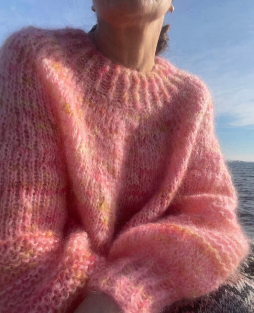 Lækker oversize strik. Strikkes oppefra og ned, hvilket gør det nemt at justere længden. Opskriften er velegnet til den letøvede strikker. Størrelse: S/M (L/XL) Brystmål: 108 cm (130 cm) Længde målt fra skulder og ned: 55 cm (60cm), eller ønsket længde. Ærmelængde målt under ærmet: 40cm (42cm), eller ønsket længde. Strikkefasthed: 11m = 10cm på pind 9 Garn: Handdyed mohair 200m/100gr. Der strikkes med én tråd. Forbrug: 3 fed/nøgler til begge størrelser. Hvis du ønsker str. L/XL længere, da 4 fed/nøgler.
