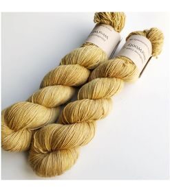 WestWooly merino SW 360, er et superblødt, lækkert og robust garn, og det kan bruges til utallige formål som sweatre, sjaler og ikke mindst strik til børn. Dertil er dette hørgarn meget velegnet til dig, der let får det alt for varm i andre former for strik. Garnet er hårdt spundet af lange og bløde fibre og er derfor både blødt og kan strikkes på op til pind 4 mm Materiale: 90 % merino (19, 5 mic), 10 % hør Vejledende pinde: 2,5-4 mm Vejledende strikkefasthed: 28-36 masker på 10 cm Løbelængde: 360 m pr fed a' 100 g Jeg håndfarver alle fed i små partier, husk derfor at bestille fed nok til dit projekt Vær opmærksom på, at farven på billedet kan afvige en smule fra virkeligheden, da det afhænger af skærmens farvekalibrering. Der kan således også være nuanceforskelle fra skærm til skærm. Håndfarvet garn er et spændende og interessant materiale at arbejde med.  Alle fed er farvet i hånden og helt unikke.Derfor vil der opleves forskelle i de enkelte fed. Når du strikker med håndfarvet garn, kan du med fordel strikke med to forskellige nøgler på samme tid. Strik eks. 2-5 omgange med hvert nøgle, hvormed du  
