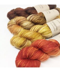 WestWooly merino SW 325, er et superblødt, lækkert og robust garn, og det kan bruges til utallige formål som sweatre, sjaler og ikke mindst strik til børn. Garnet er hårdt spundet af lange og bløde fibre og er derfor både blødt og kan strikkes på op til pind 4,5 mm Materiale: 100 % merino, 2-trådet, 20,5 mic Vejledende pinde: 3,5-4,5 mm Vejledende strikkefasthed: 22-30 masker pr 10 cm Løbelængde: 325 m pr fed a' 100 g Jeg håndfarver alle fed i små partier, husk derfor at bestille fed nok til dit projekt Vær opmærksom på, at farven på billedet kan afvige en smule fra virkeligheden, da det afhænger af skærmens farvekalibrering. Der kan således også være nuanceforskelle fra skærm til skærm. Håndfarvet garn er et spændende og interessant materiale at arbejde med.  Alle fed er farvet i hånden og helt unikke.Derfor vil der opleves forskelle i de enkelte fed. Når du strikker med håndfarvet garn, kan du med fordel strikke med to forskellige nøgler på samme tid. Strik eks. 2-5 omgange med hvert nøgle, hvormed du  