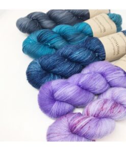 WestWooly merino SW 325 er et meget blødt og lækkert garn. Garnet er spundet tæt hvilket bevirker, at det færdige arbejde ikke 