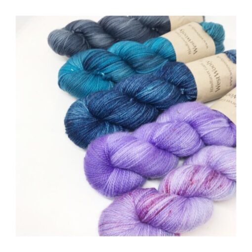 WestWooly merino SW 325 er et meget blødt og lækkert garn. Garnet er spundet tæt hvilket bevirker, at det færdige arbejde ikke 