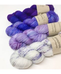 WestWooly merino SW 325 er et meget blødt og lækkert garn. Garnet er spundet tæt hvilket bevirker, at det færdige arbejde ikke 