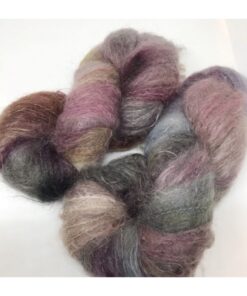 WestWooly Fat Mohair er et tykt mohairgarn i en dejlig tykkelse. Garnet har en sammensætning, der består af 73% kid mohair, 12% merinould og 5% nylon. Dette garn er enormt blødt med en god fylde og kan bruges i mange sammenhænge, som eks de lune sweatre på større pinde. Garnet kan bruges alene eller sammen med en tråd ufarvet merino, merino/Tencel, Merino/silke eller merino single. Jeg håndfarver alle fed i små partier, husk derfor at bestille fed nok til dit projekt Fiberindhold: 73% kid mohair, 12% merino, 5% nylon Anbefalet pind: 5-8 mm Løbelængde: 180 meter / 100 g i hvert fed Vaskeanvisning: håndvask 30 grader – tørres liggende Vær opmærksom på, at farven på billedet kan afvige en smule fra virkeligheden, da det afhænger af skærmens farvekalibrering. Der kan således også være nuanceforskelle fra skærm til skærm. Håndfarvet garn er et spændende og interessant materiale at arbejde med.  Alle fed er farvet i hånden og helt unikke.Derfor vil der opleves forskelle i de enkelte fed. Når du strikker med håndfarvet garn, kan du med fordel strikke med to forskellige nøgler på samme tid. Strik eks. 2-5 omgange med hvert nøgle, jhvormed du  