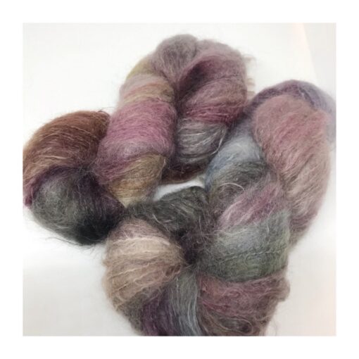 WestWooly Fat Mohair er et tykt mohairgarn i en dejlig tykkelse. Garnet har en sammensætning, der består af 73% kid mohair, 12% merinould og 5% nylon. Dette garn er enormt blødt med en god fylde og kan bruges i mange sammenhænge, som eks de lune sweatre på større pinde. Garnet kan bruges alene eller sammen med en tråd ufarvet merino, merino/Tencel, Merino/silke eller merino single. Jeg håndfarver alle fed i små partier, husk derfor at bestille fed nok til dit projekt Fiberindhold: 73% kid mohair, 12% merino, 5% nylon Anbefalet pind: 5-8 mm Løbelængde: 180 meter / 100 g i hvert fed Vaskeanvisning: håndvask 30 grader – tørres liggende Vær opmærksom på, at farven på billedet kan afvige en smule fra virkeligheden, da det afhænger af skærmens farvekalibrering. Der kan således også være nuanceforskelle fra skærm til skærm. Håndfarvet garn er et spændende og interessant materiale at arbejde med.  Alle fed er farvet i hånden og helt unikke.Derfor vil der opleves forskelle i de enkelte fed. Når du strikker med håndfarvet garn, kan du med fordel strikke med to forskellige nøgler på samme tid. Strik eks. 2-5 omgange med hvert nøgle, jhvormed du  
