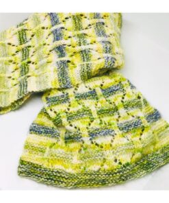 Tørklæde i håndfarvet garn med striber med superkidmoahir/silk Design: Louise Hegelund Sværhedsgrad: Mellem Størrelser: Onesize Længde: cm Bredde: cm Garn/materialer: 200 g håndfarvet garn, merino extra fine – 100 g 325 m 15 g kid silk mohair i hver af de 3 forskellige farver - 25 g 210 m Strikkepind 4,5 mm Tørklædet måler 158x27 cm